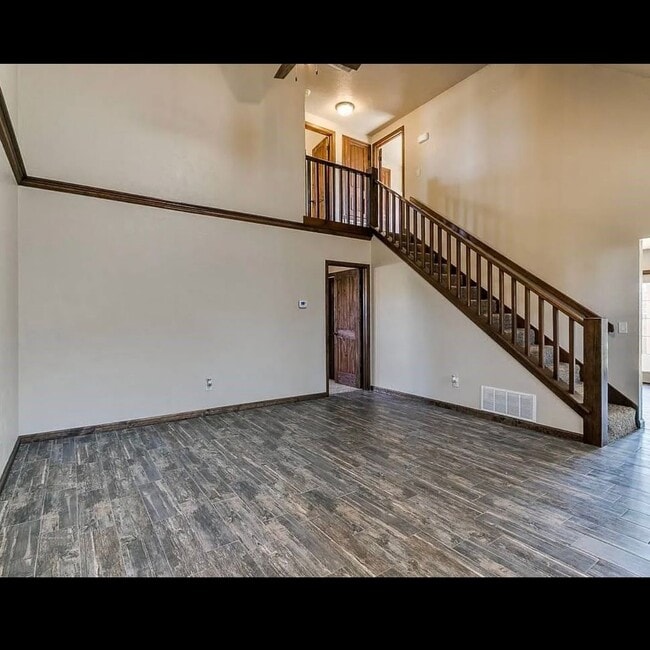 Foto del edificio - This Beautiful 2 story has all the updates, including granite, luxury vinyl plank, new cabinets ,...