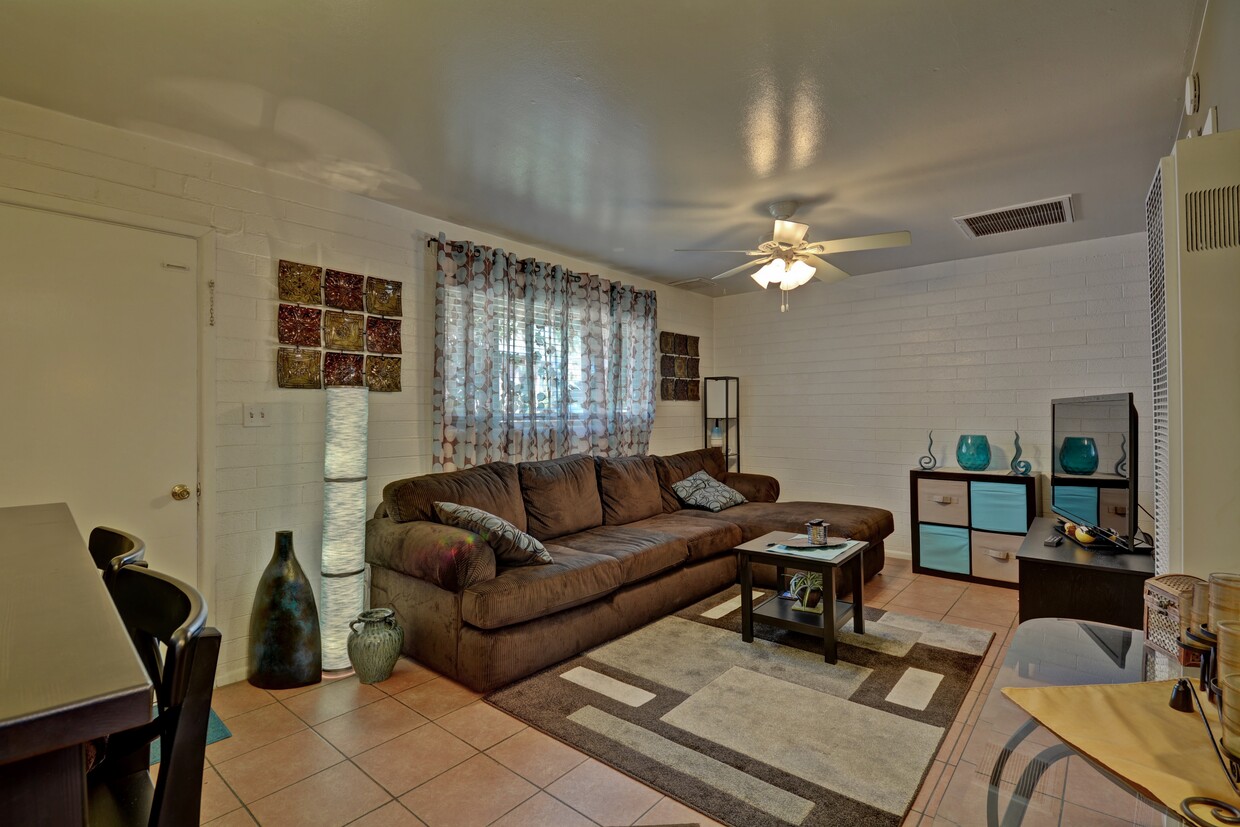 Primary Photo - 2437 E Clarendon Ave