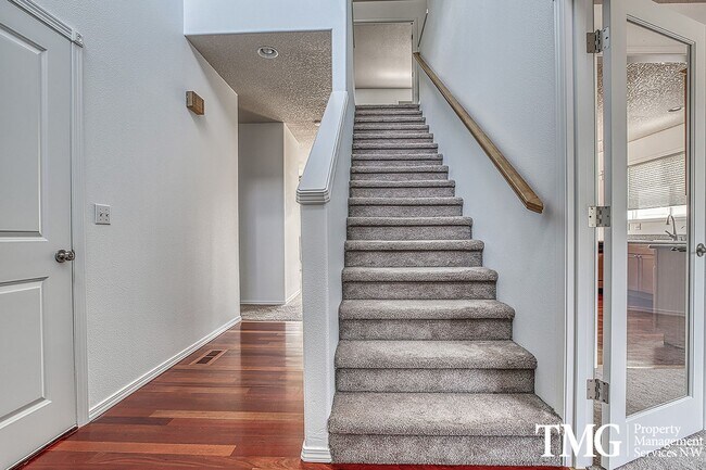 Foto del edificio - Large 4 Bed 2.5 Bath Home in Lakeshore!