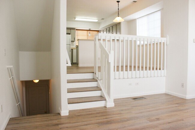 Foto del edificio - Gorgeous 3 bed/2.5 bath townhome in Welby ...