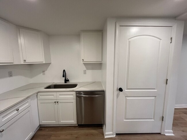 Building Photo - Modern 2BD, 2BA with 3rd Bonus Room Near Downtown Durham with Assigned Off-Street Parking and Bac...