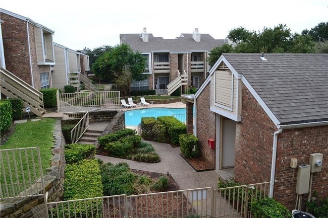 Building Photo - 3550 Country Square Dr
