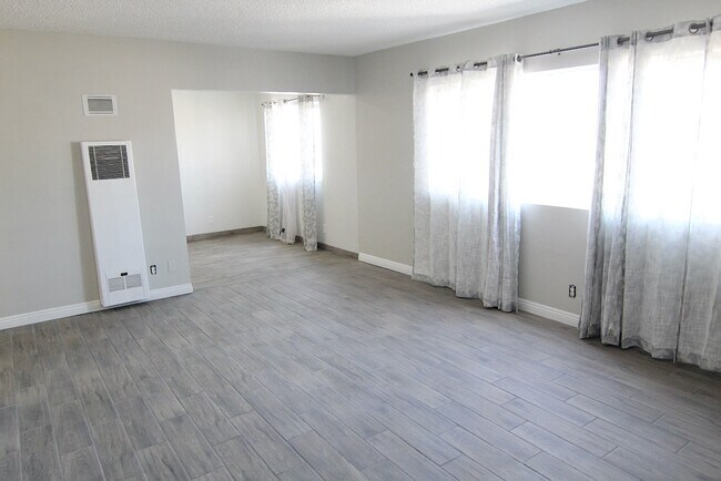 Foto del edificio - 3247 W Century Blvd