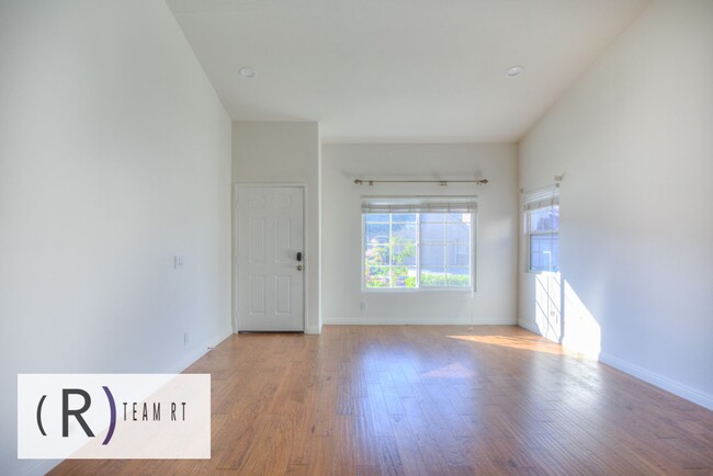 Foto del edificio - A Captivating and Charming 2 Story Home Ne...