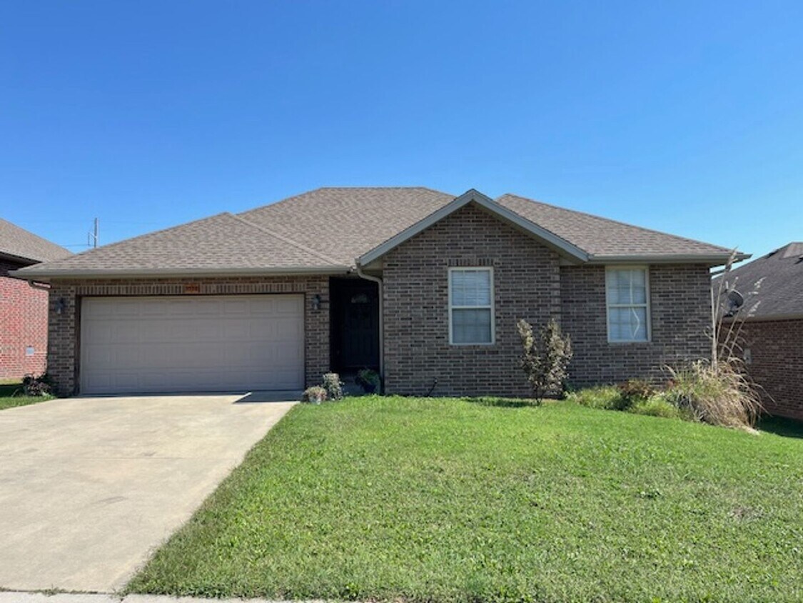 Foto principal - All brick 3 bedroom 2 bath house