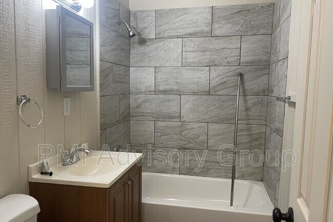Building Photo - 227 SE Pinecrest Dr