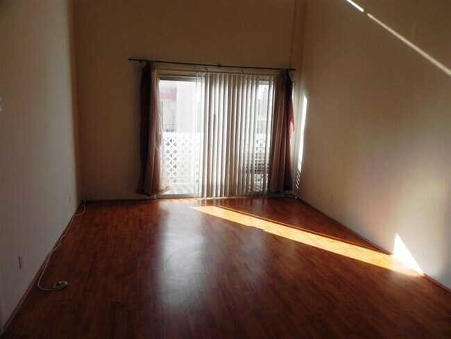 Building Photo - 2BR/2BA LOFT CONDO IN BIXBY KNOLLS