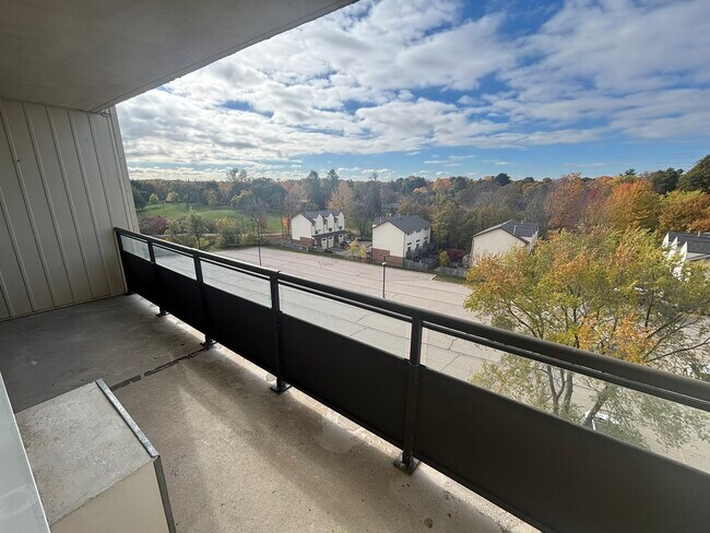 Photo du bâtiment - 1061 Queen's Blvd