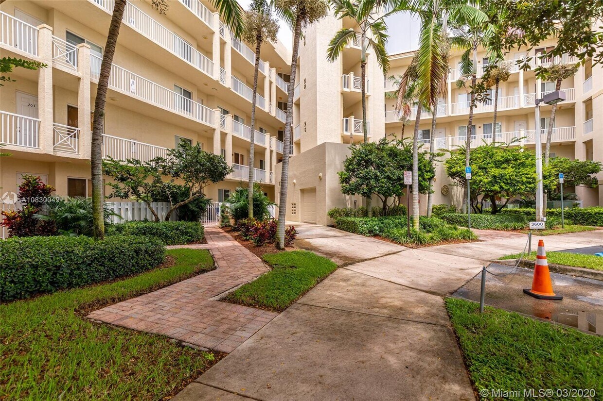 Primary Photo - 3600 Oaks Clubhouse Dr