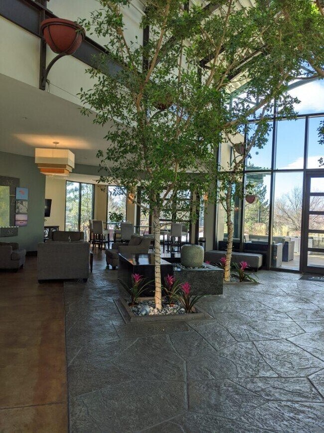 Building Photo - Stunning Condo in Palomino Park