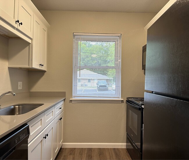 1-bedroom kitchen - Creekside Apartments