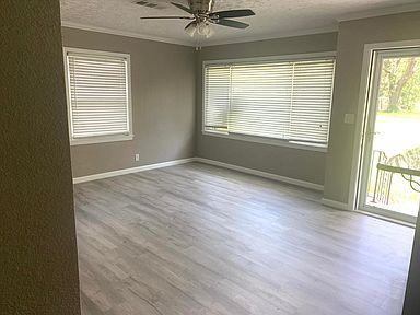 Building Photo - Completely renovated and modern home