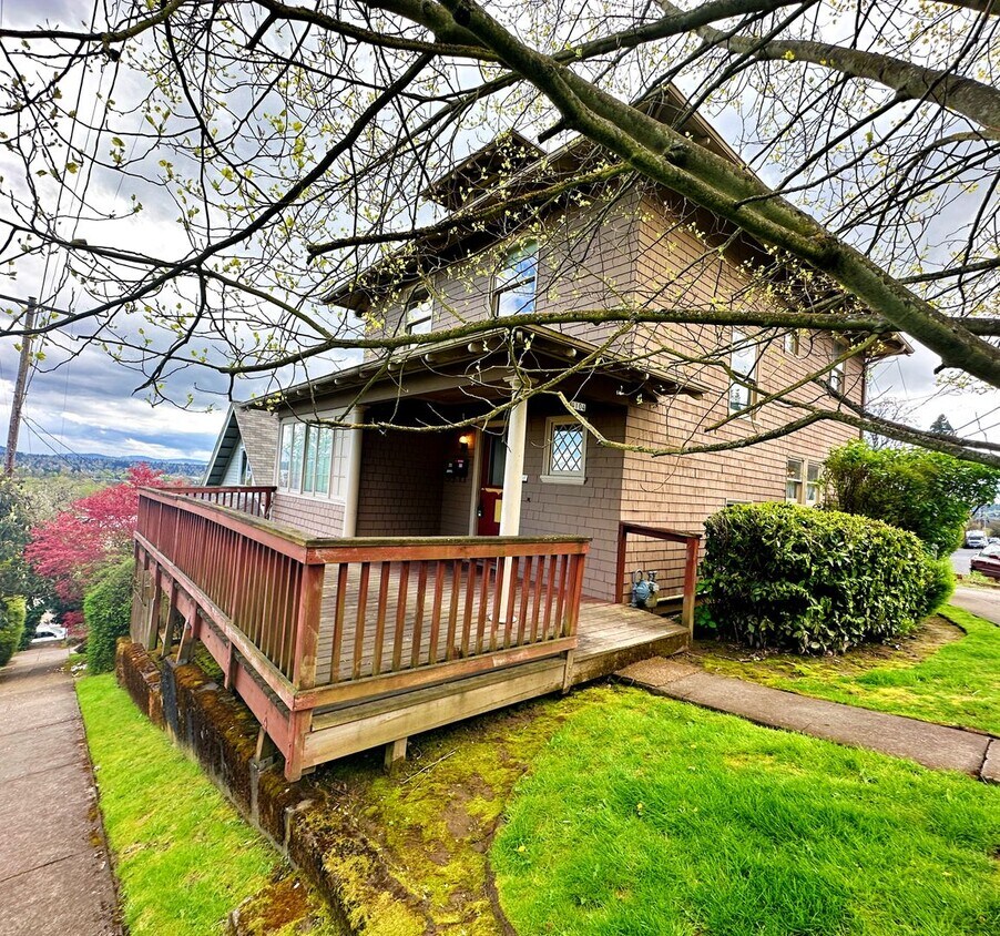 Primary Photo - 1 Bedroom 1 Bath Top Floor Unit with HUGE ...