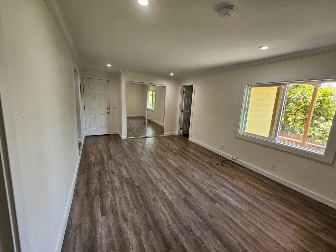 Foto principal - 9411 Castlewood St