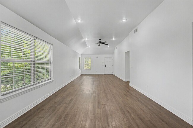 Foto del edificio - 1217 N Stephens Ave