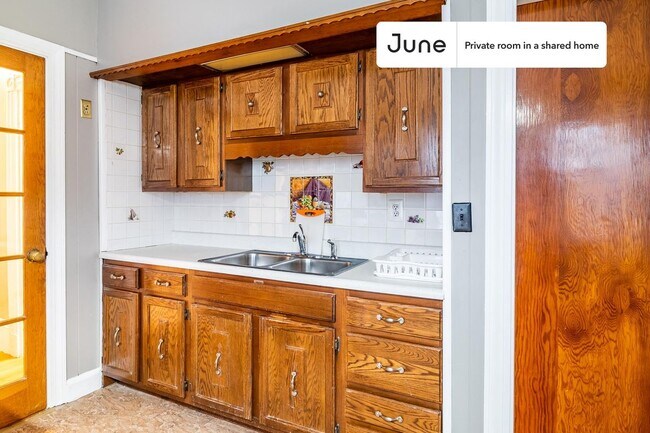 Foto del edificio - Room in Shared 5 bed/1 bath home