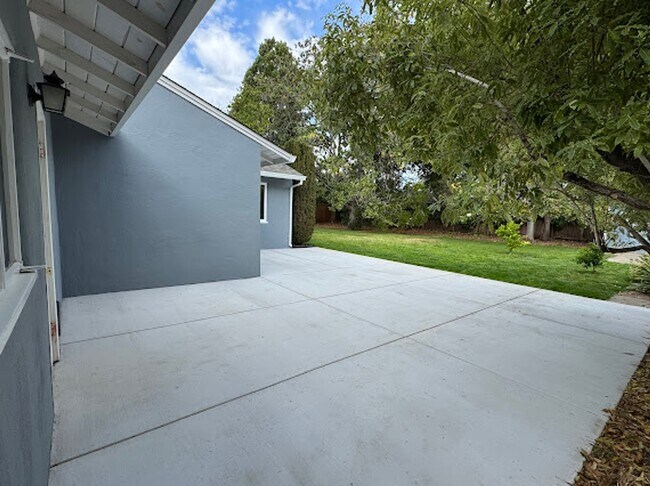 Foto del edificio - Charming 3BR/2BA Home in West Menlo Park