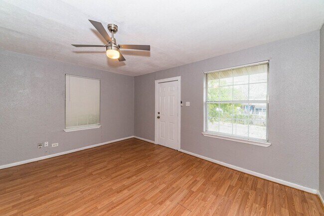Foto del edificio - 3-BEDROOM GOVERNMENT HILL DUPLEX