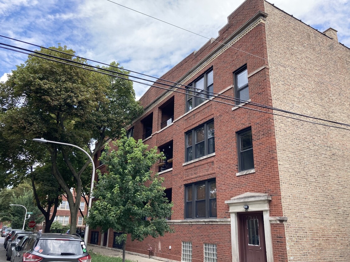 Primary Photo - 7461 N Seeley Ave