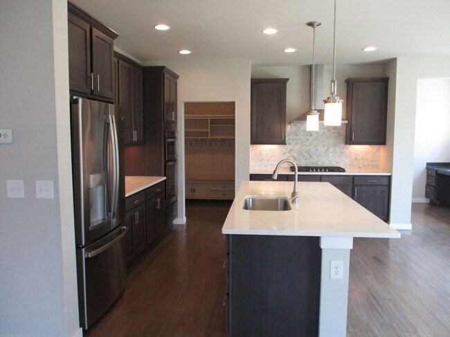 Foto del edificio - Spacious 4-Bedroom Home with Modern Comforts