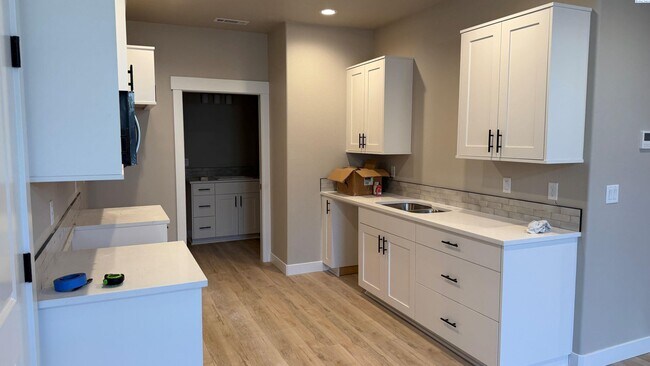 Foto del edificio - DUPLEX/Short Term Option Available