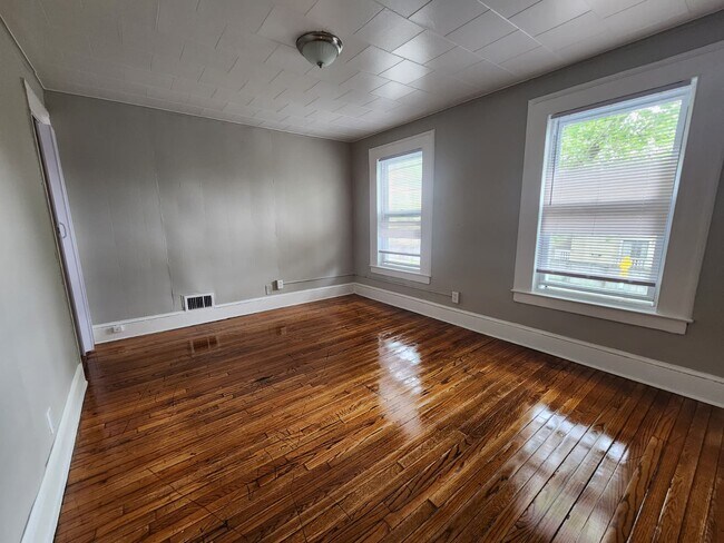 Foto del edificio - 202 Hallock Ave