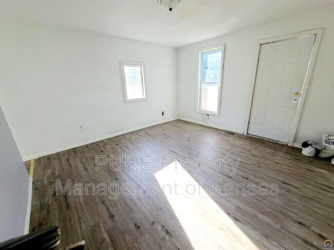 Building Photo - 520 NE Sardou Ave