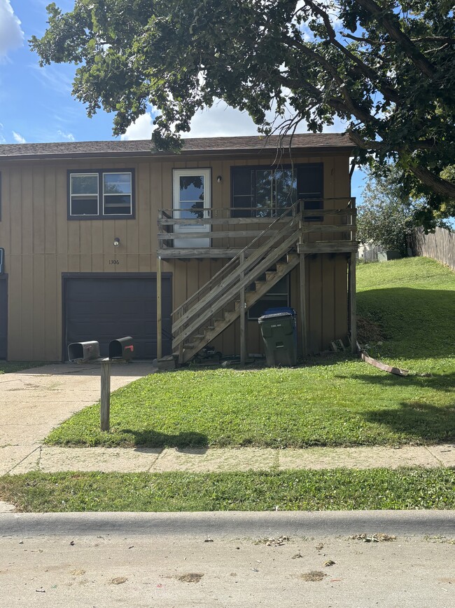 Building Photo - 1306 N Zenith Ave