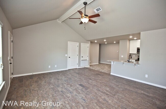 Foto del edificio - 3 br, 2 bath House - 240-A Commercial