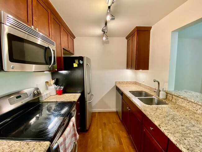 Building Photo - Bellevue Condo!!!