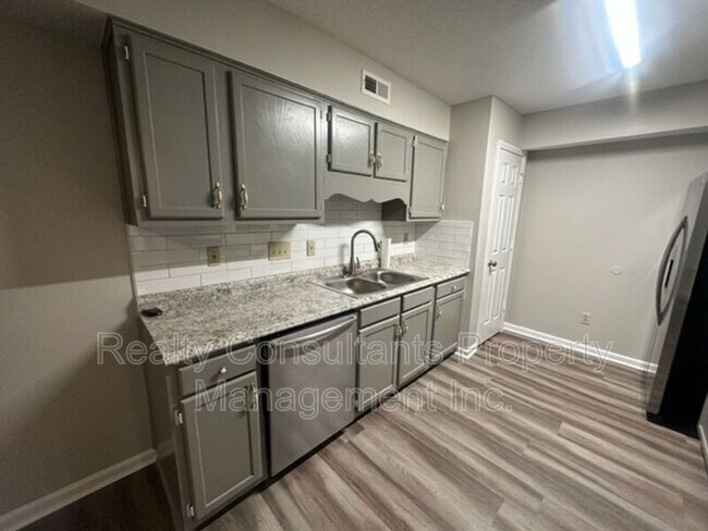 Foto del edificio - 800 Folly Ct