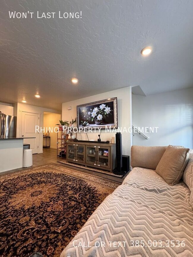 Building Photo - 1136 E Trident Dr