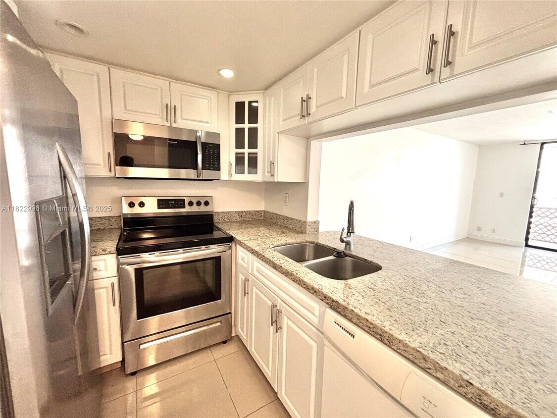 Foto principal - 2935 NE 163rd St