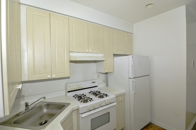 Building Photo - 909 W Dakin