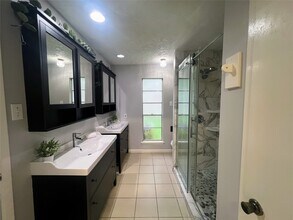 Building Photo - 1202 Manorglen Dr