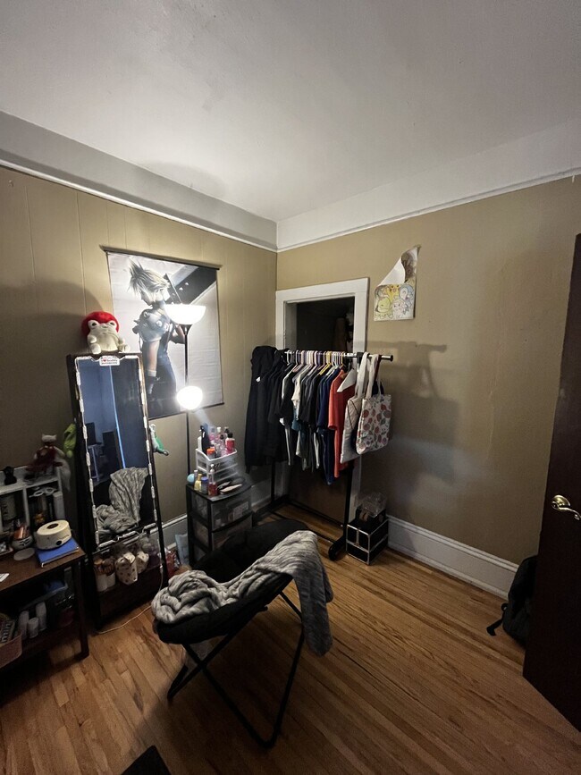 Foto del edificio - Huge 4 bed 1 bath very close to Water St. and UWEC!