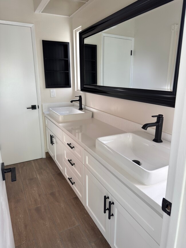 Building Photo - 568 Lomas Santa Fe Dr