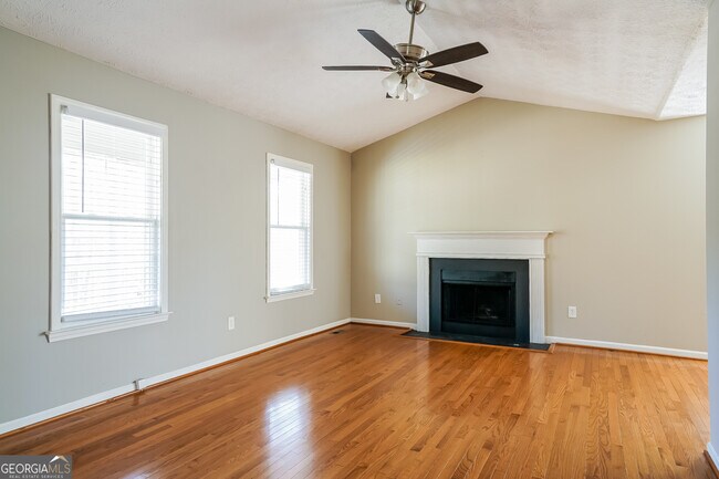 Foto del edificio - 51 Glenwood Ct