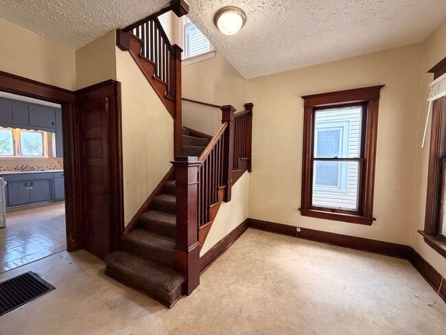 Building Photo - 3 Bedroom House - $850
