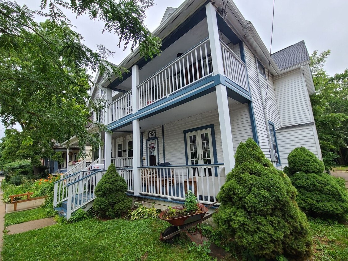 Primary Photo - Large House Located on Jenifer St in the M...