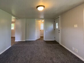 Building Photo - 1521 E Kirby Ave