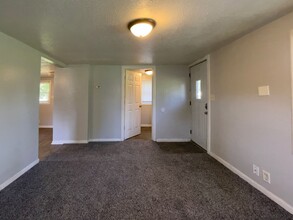 Building Photo - 1521 E Kirby Ave