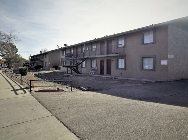 Running Brooks Exterior - 2615 E Greenway Rd