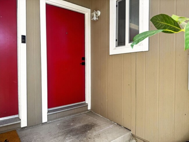 Building Photo - Gorgeous and Completely Remodeled Lower Level Unit with Inside Laundry is Available Now!