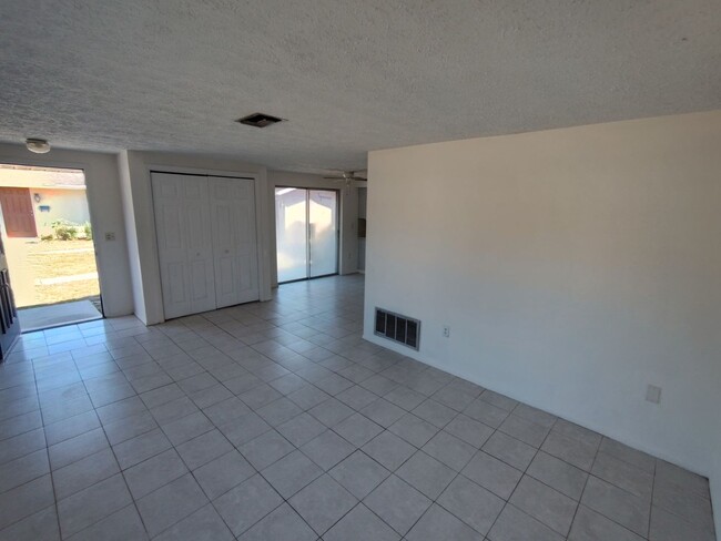 Building Photo - COMING SOON! 1/1 Apartment Close to Downto...