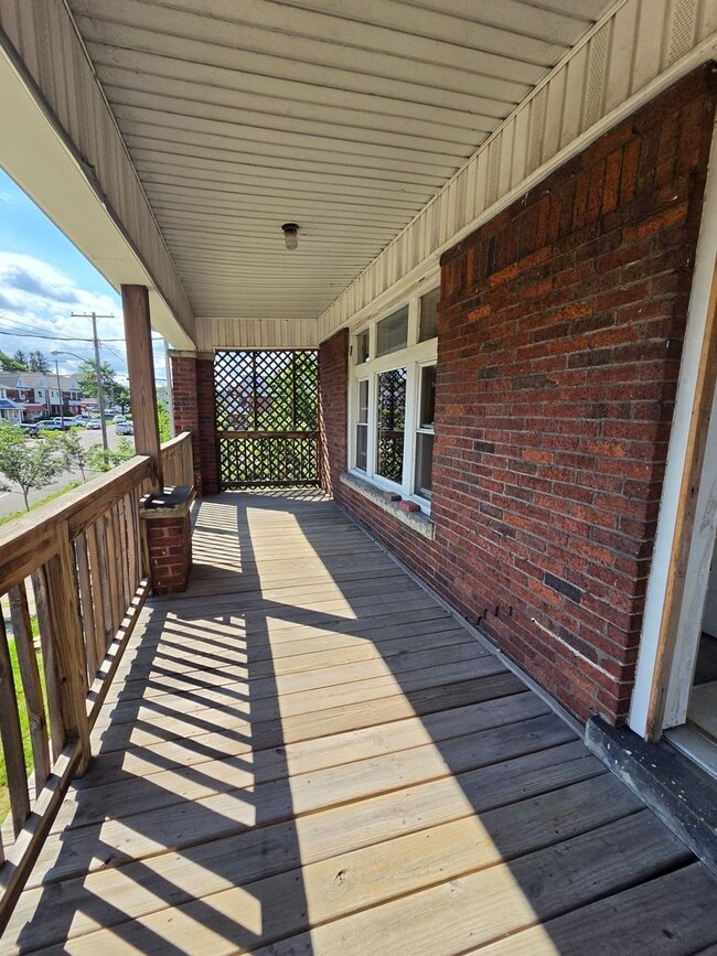 Building Photo - Upper 2 bedroom unit east side