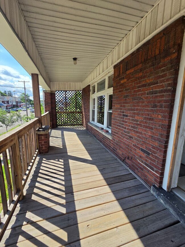 Foto del edificio - Upper 2 bedroom unit east side