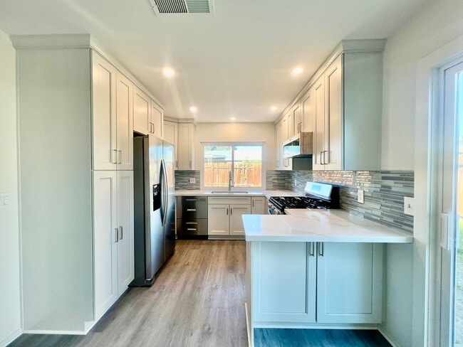 Building Photo - AVAILABLE NOW! JUST REMODELED! 4 Bedroom 2 Bathroom Home Downtown Palm Springs!