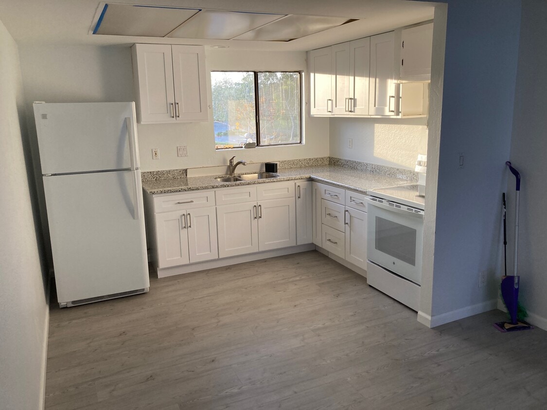 Primary Photo - 1040 La Gonda Wy