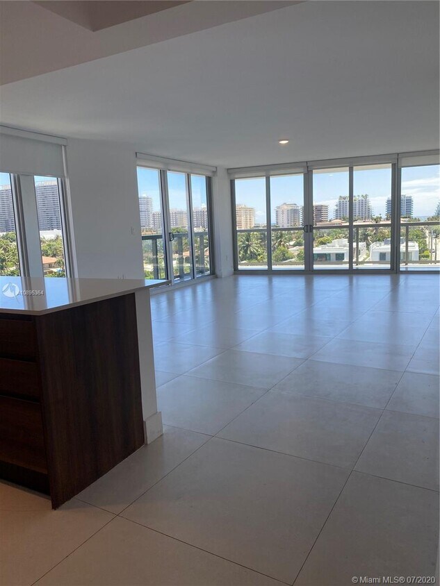 Foto principal - 9261 E Bay Harbor Dr
